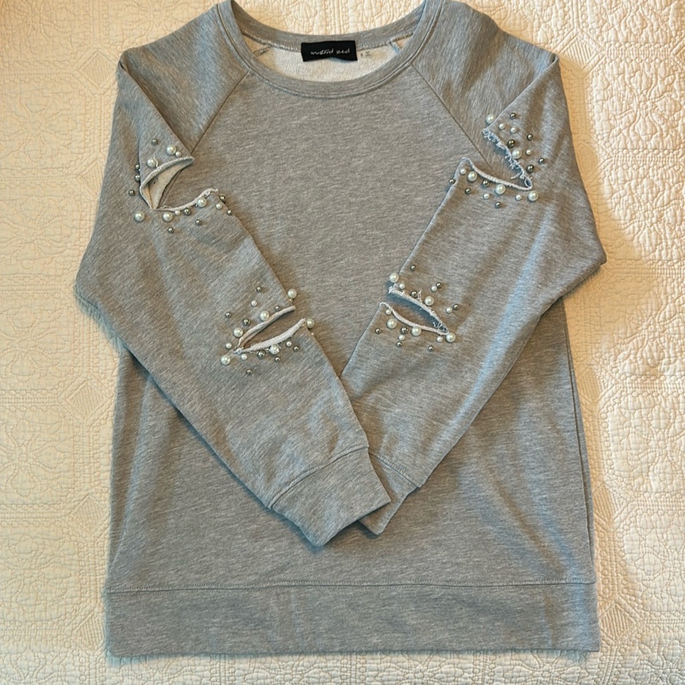 Gray sweatshirt with white and silver pearl detail